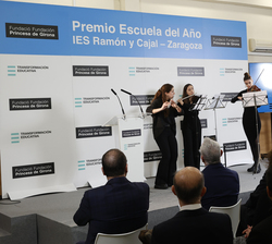 Actuación musical a cargo de tres alumnas del centro