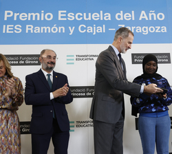 Su Majestad el Rey hace entrega del premio a la Escuela del año 2021 de la FPdGi a dos alumnos y el director del IES "Ramón y Cajal"