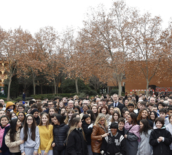 Fotografía de grupo con alumnos y comunidad educativa