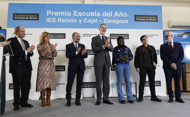 Su Majestad el Rey hace entrega del premio a la Escuela del año 2021 de la FPdGi a dos alumnos y el director del IES "Ramón y Cajal"