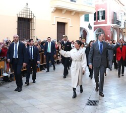 Sus Majestades los Reyes se dirigen al Teatre des Born