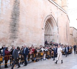 Don Felipe y Doña Letizia saludan al público presente durante su recorrido hacia el Teatre des Born