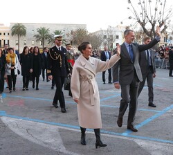 Sus Majestades los Reyes saludan al público presente