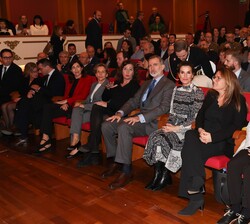 Sus Majestades los Reyes junto a las autoridades en primera fila del Teatre des Born