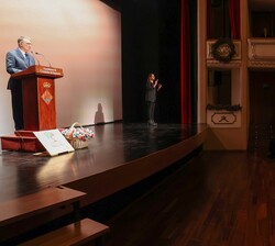 Sus Majestades los Reyes durante la intervención del maestro de ceremonias, el periodista Miguel Ángel Limón