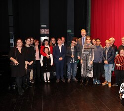 Fotografía de grupo de Sus Majestades los Reyes junto a miembros y beneficiarios de la Fundación para Personas con Discapacidad de Menorca