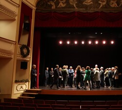 Fotografía de Sus Majestades los Reyes en el escenario junto a los miembros y beneficiarios de la Fundación para Personas con Discapacidad de Menorca