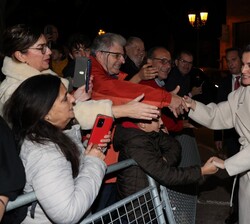 Su Majestad la Reina recibe el saludo del público presente a su salida del Teatre des Born