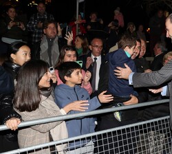 Don Felipe recibe el cariño del público a su salida del Teatre des Born