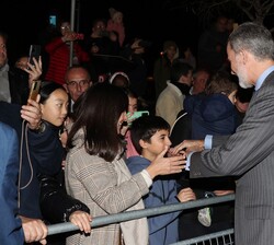 Don Felipe recibe el saludo del público que lo esperaba a su salida del Teatre des Born