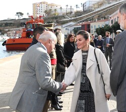 Sus Majestades los Reyes reciben el saludo del presidente de la Fundación Hospital de la Isla del Rey, Luis Alejandre