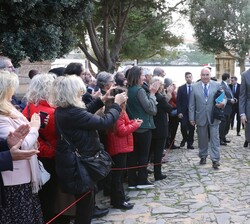 Don Felipe y Doña Letizia saludan al público presente a su llegada a la Isla del Rey