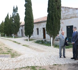 Sus Majestades los Reyes atienden a las explicaciones del presidente de la Fundación Hospital de la Isla del Rey, Luis Alejandre
