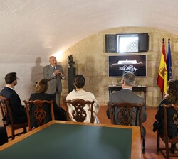 Sus Majestades los Reyes durante la proyección del vídeo sobre la historia de la isla y su restauración