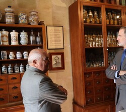Su Majestad el Rey durante la visita a la Farmacia