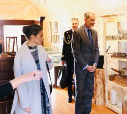 Don Felipe y Doña Letizia durante su visita a las instalaciones de la Farmacia