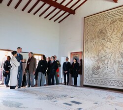 Sus Majestades los Reyes durante su recorrido por las instalaciones