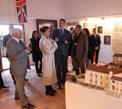 Don Felipe y Doña Letizia conversan con el presidente de la Fundación Hospital de la Isla del Rey durante su visita