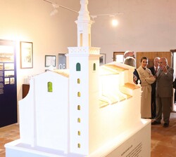 Durante su visita, Sus Majestades los Reyes pudieron observar una de la maquetas que se exponen