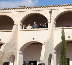 Don Felipe y Doña Letizia, junto a las autoridades que les acompañan