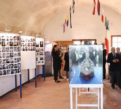 Sus Majestades los Reyes durante su visita a la Sala Memorial Roma