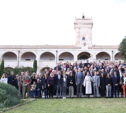 Fotografía de grupo de Sus Majestades los Reyes junto a las autoridades y voluntarios