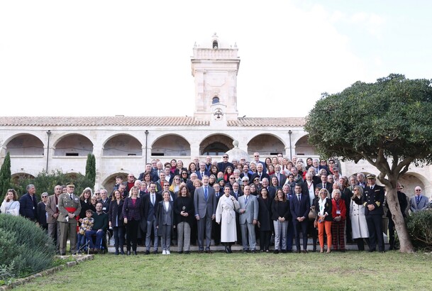 Fotografía de grupo de Sus Majestades los Reyes junto a las autoridades y voluntarios