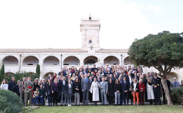 Fotografía de grupo de Sus Majestades los Reyes junto a las autoridades y voluntarios