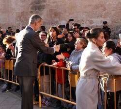 Sus Majestades los Reyes reciben el cariño de los vecinos durante su llegada a la Farmacia Llabrés