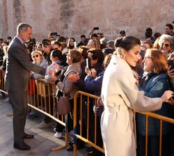 Don Felipe y Doña Letizia con los vecinos