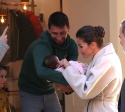 Doña Letizia, junto a Don Felipe, se para con uno de los vecinos de Ciutadella y su bebé