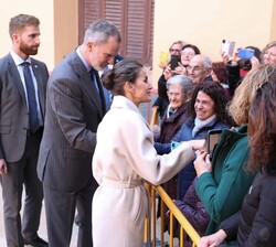 Durante el recorrido hasta la Farmacia Llabrés, Don Felipe y Doña Letizia reciben el saludo de los vecinos de Ciutadella