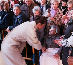 Doña Letizia conversa con una vecina mayor