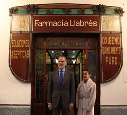 Los Reyes en la puerta de la Farmacia Llabrés