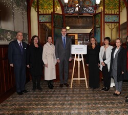 Los Reyes y autoridades junto a la placa conmemorativa de la visita a la Farmacia Llabrés