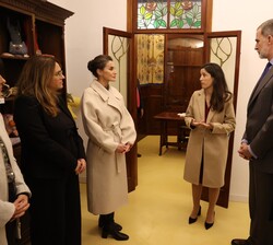Los Reyes reciben explicaciones durante la visita a la Farmacia Llabrés