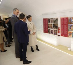 Don Felipe y Doña Letizia durante la visita