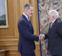 Su Majestad el Rey recibe el saludo de Cándido Conde-Pumpido Tourón, Presidente del Tribunal Constitucional