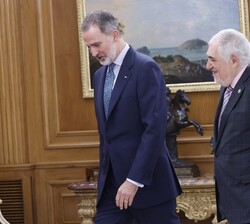 El Rey y el Presidente del Tribunal Constitucional se dirigen al despacho de Don Felipe donde han mantenido un ecuentro