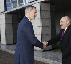 Su Majestad el Rey recibido por el secretario de Estado de Educación, José Manuel Bar, a su llegada a la sede de Iberdrola