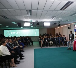 Su Majestad el Rey durante el desarrollo de la mesa redonda