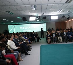 Su Majestad el Rey durante el desarrollo de la mesa redonda