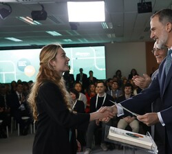 Su Majestad el Rey hace entrega del título a una de las becadas