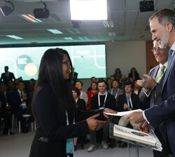 Su Majestad el Rey hace entrega del título a una de las becadas