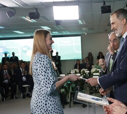 Su Majestad el Rey hace entrega del título a una de las becadas