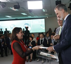Su Majestad el Rey hace entrega del título a una de las becadas