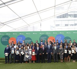 Su Majestad el Rey con los becados y estudiantes de otros programas de Iberdrola