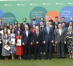 Su Majestad el Rey con los becados y estudiantes de otros programas de Iberdrola