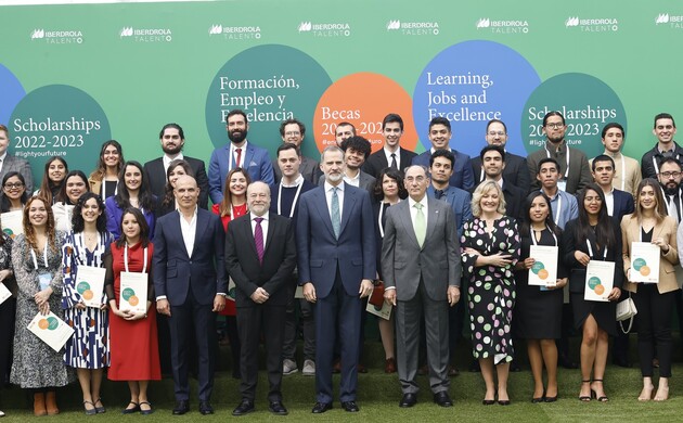 Su Majestad el Rey con los becados y estudiantes de otros programas de Iberdrola
