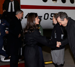 Sus Majestades los Reyes son recibidos por el embajador de España en la República Helénica, Carles Casajuana, a su llegada al Aeropuerto Eleftherios V